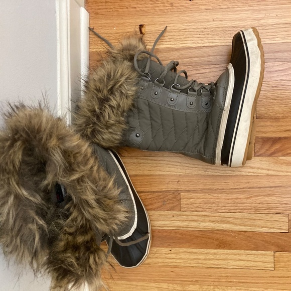 Fur-Lined Winter Boots size 7 - Picture 2 of 4